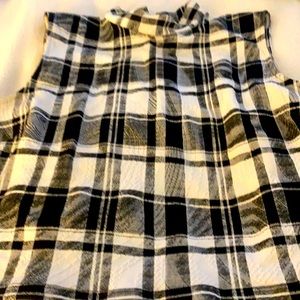 Cute TV short top stretchy fits like a large but it says extra large barely worn